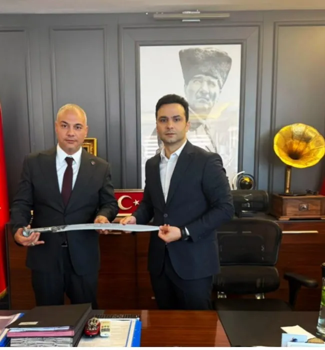 Emniyet mudur kilic hediyesi - Ahmegon