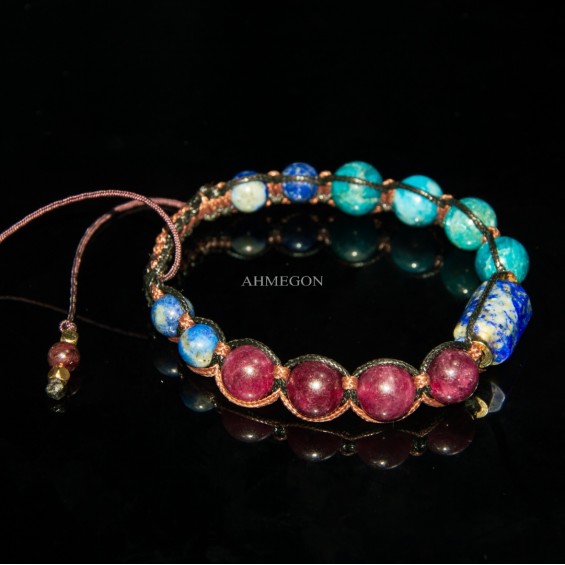 Lapis Lazuli, Apatit ve Çilek Taşlı Erkek Bileklik – Ruhsal Netlik, Duygusal Denge ve İlham Kaynağı Lapis Lazuli, Apatit ve Çilek Taşlı Erkek Bileklik – Ruhsal Netlik, Duygusal Denge ve İlham Kaynağı